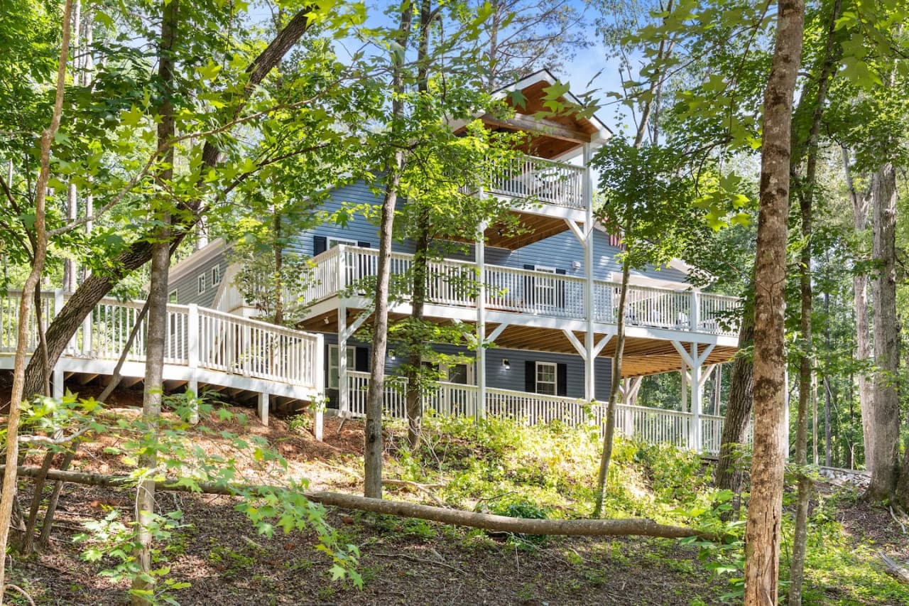 Mountain Lake Retreat - 4BR Cabin next to Lake Hartwell