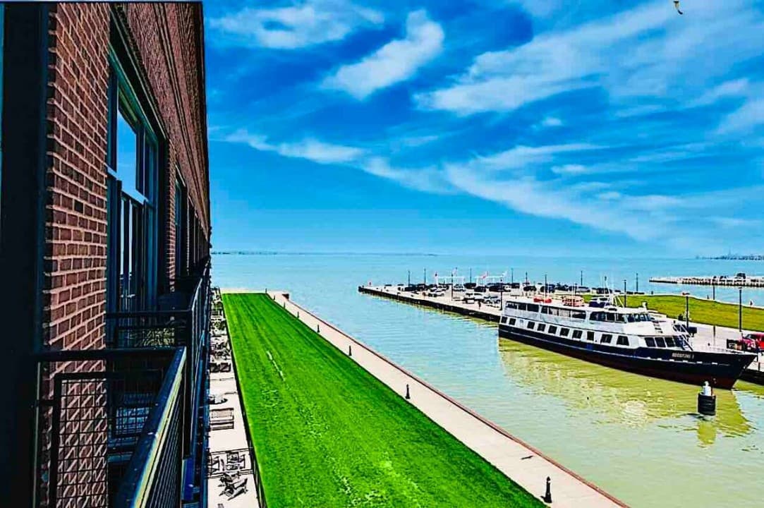 Mario Room Waterfront Downtown View Cedar Point!