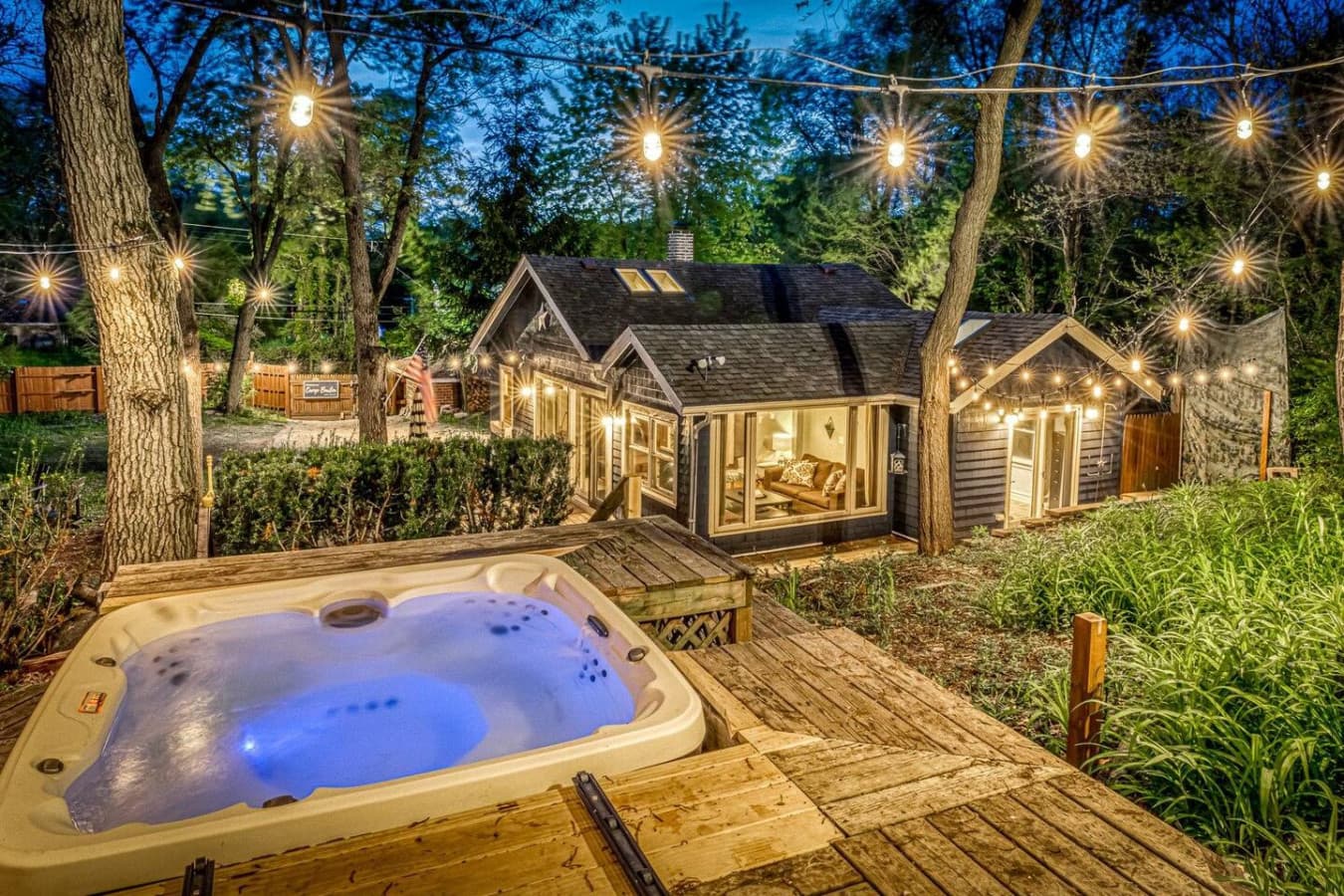 Secluded Cottage, Hot Tub, Firepit, Fenced yard