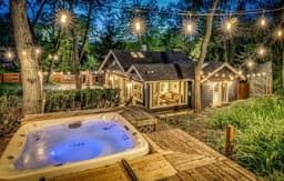 Secluded Cottage, Hot Tub, Firepit, Fenced yard