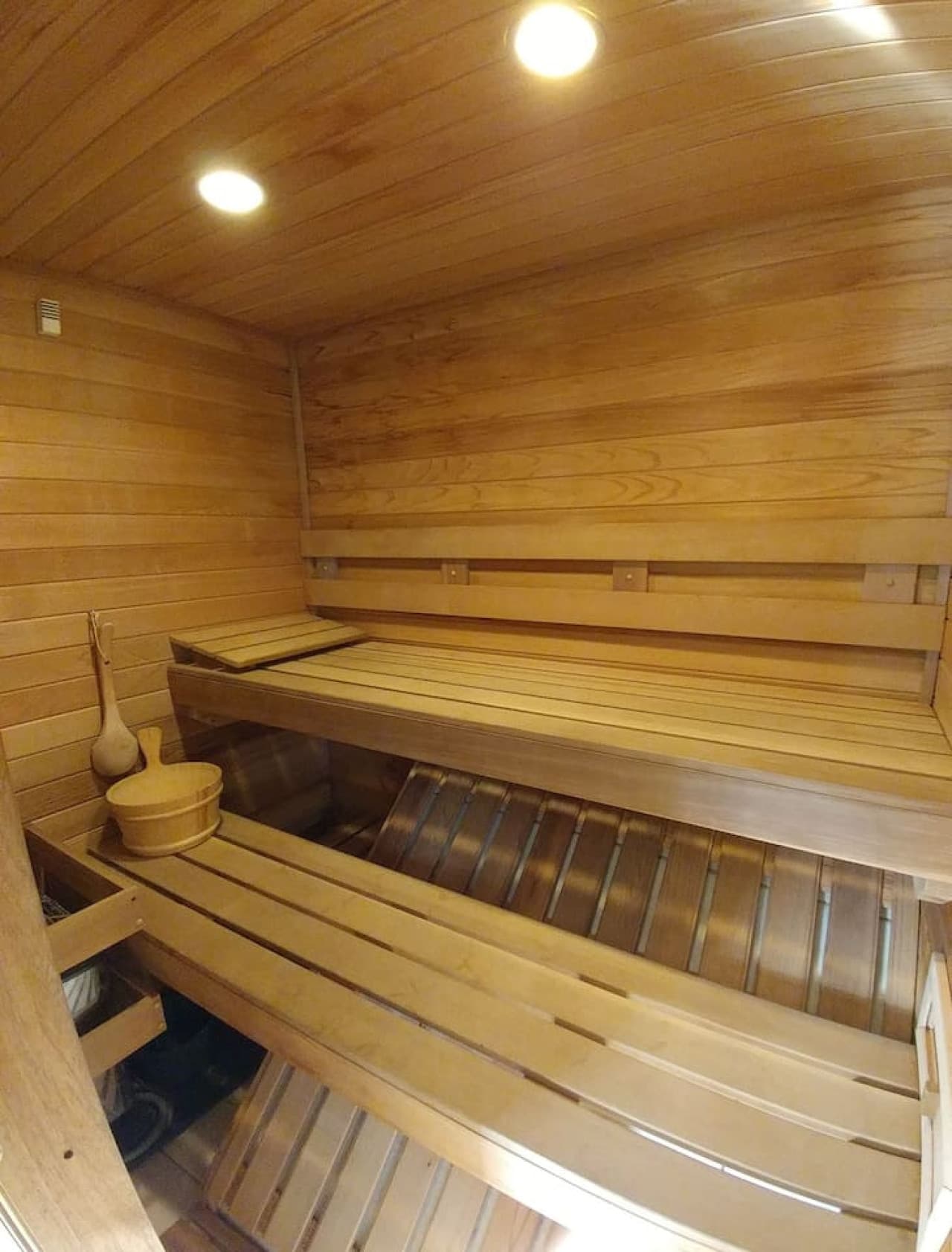 Master Suite dry-cedar sauna