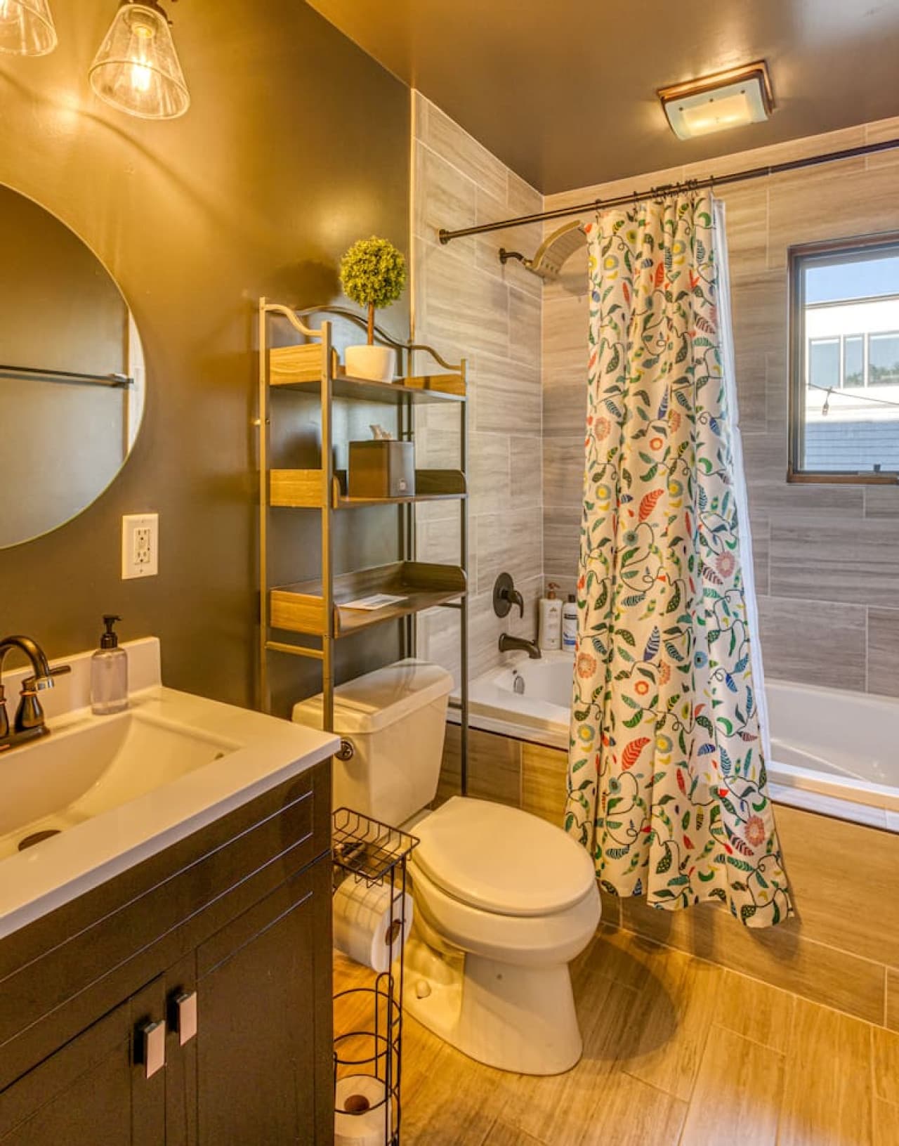 Attached Guesthouse Bathroom