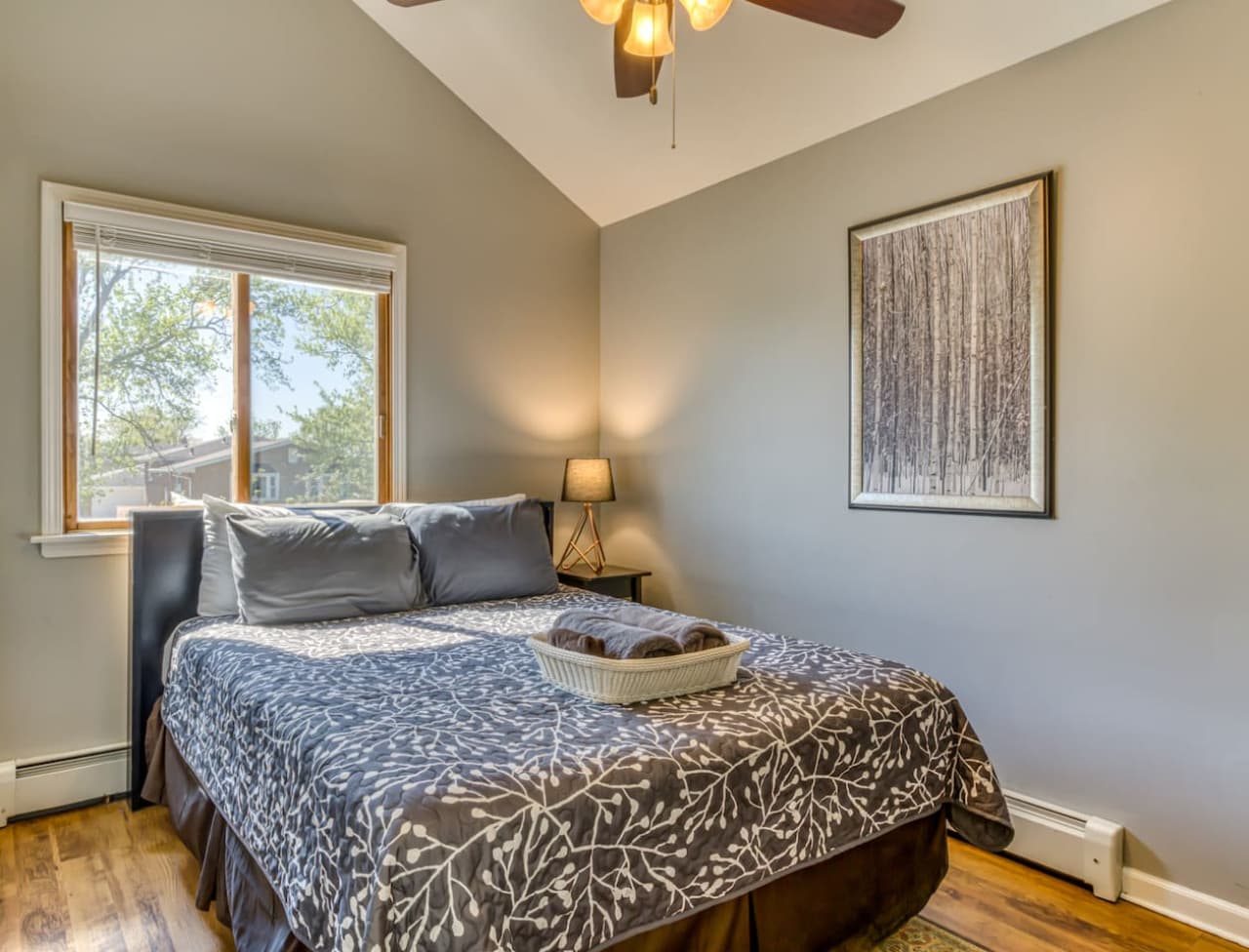 Attached Guesthouse Queen Bedroom