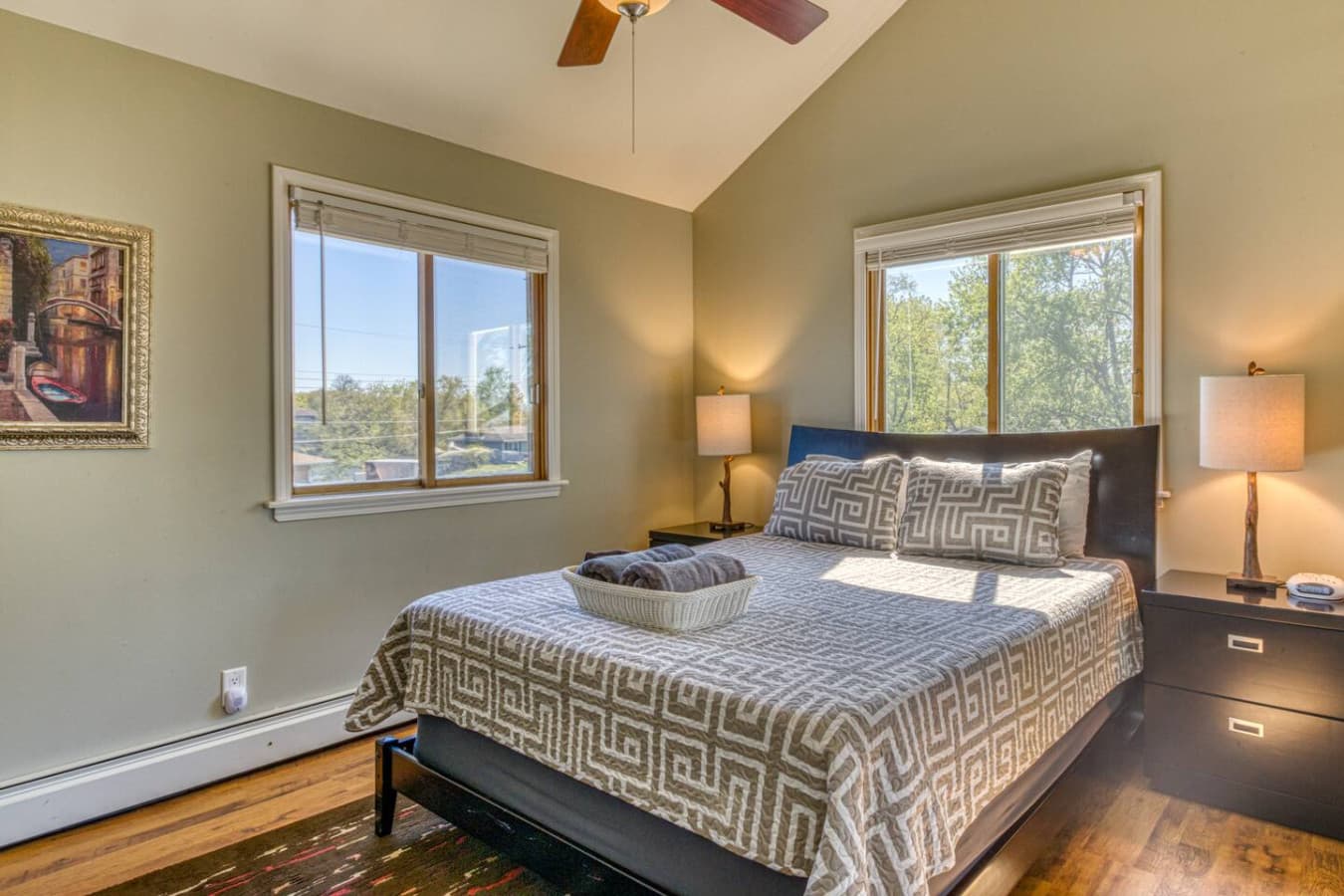 Attached Guesthouse Queen Bedroom