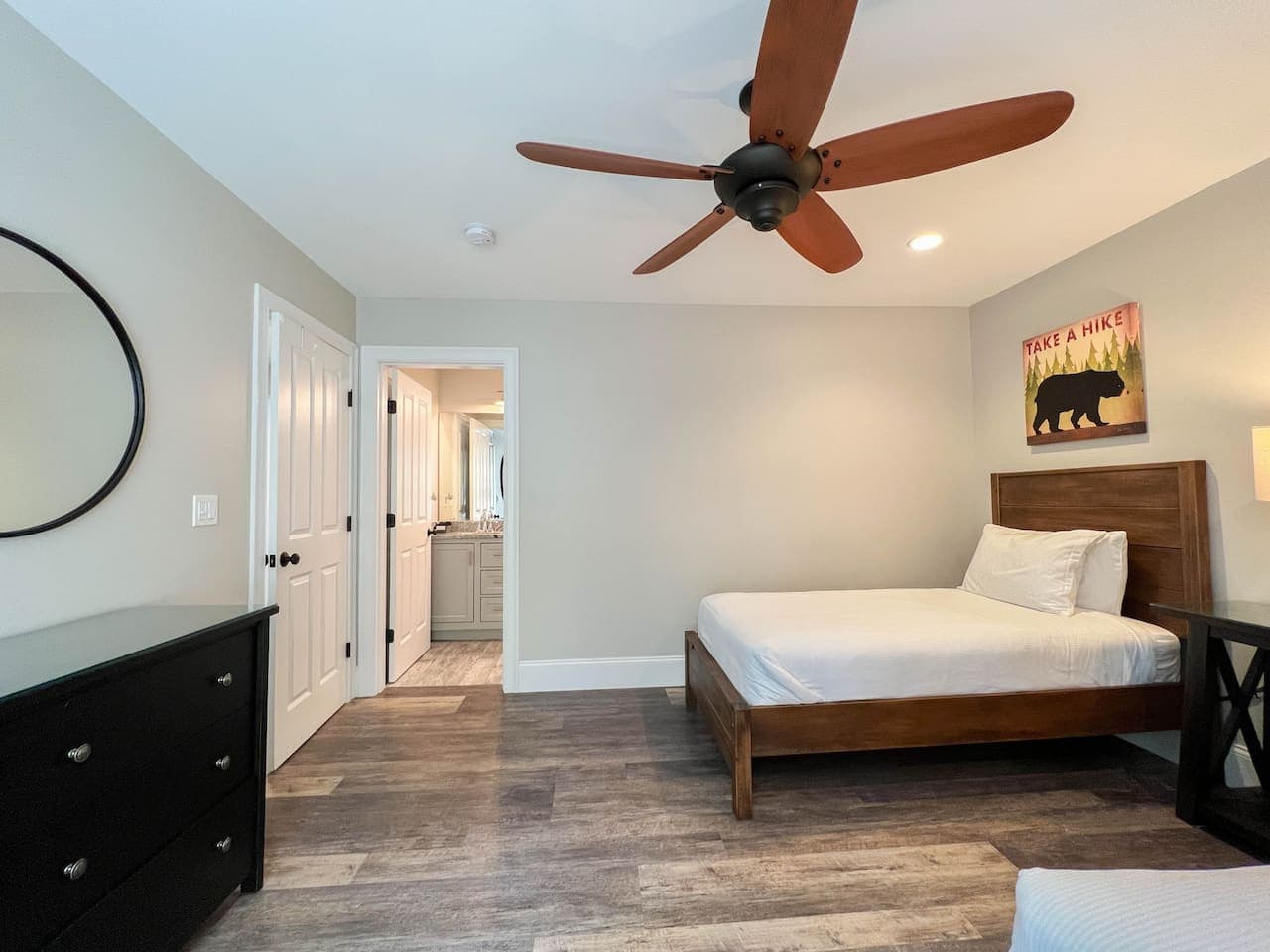 Full attached bathroom, shared (2 access doors)