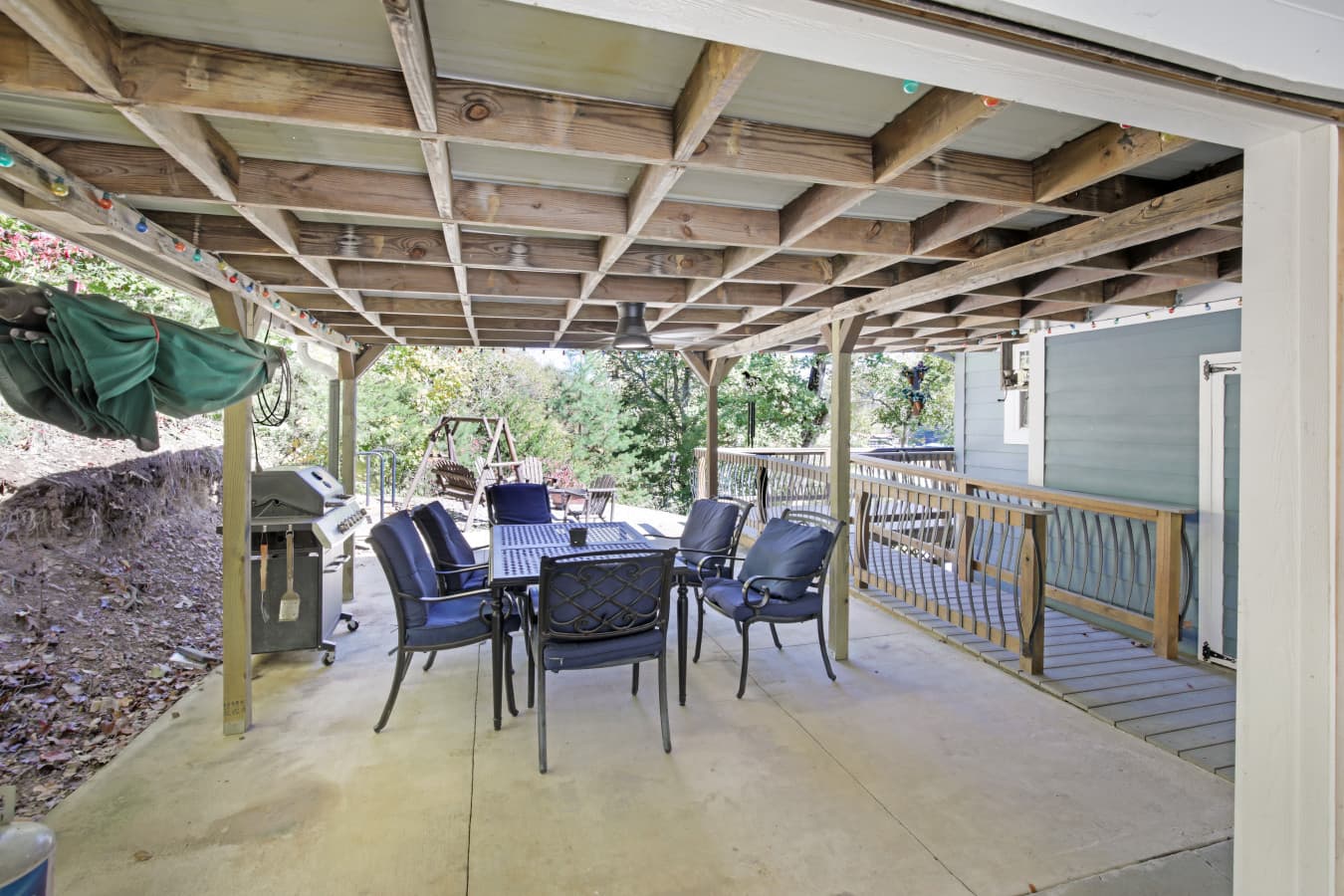 Lakefront Paradise  Covered patio dining.jpg