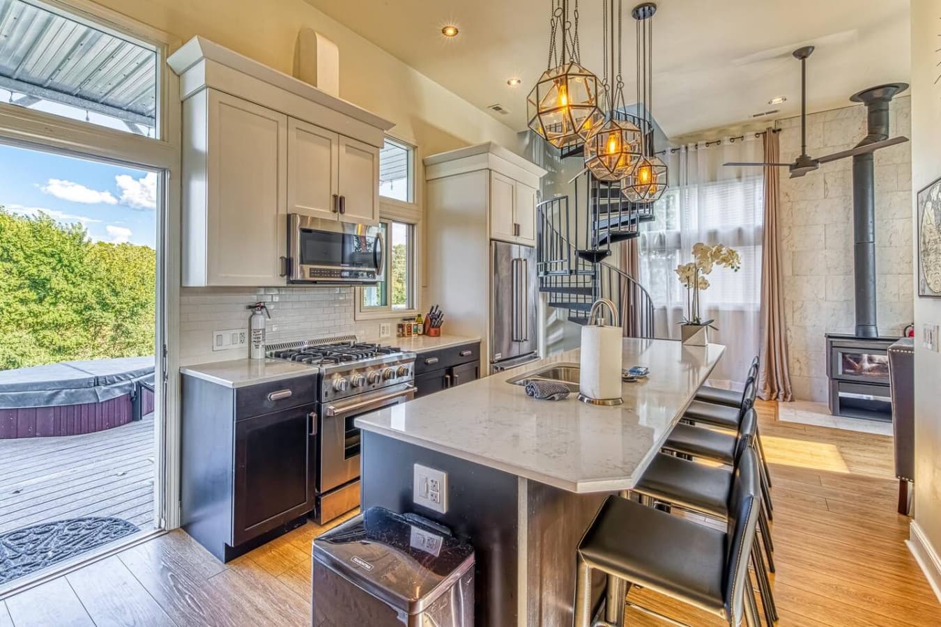 SmartHome, Hot Tub, path to beach & Dunes Nat’l Pk