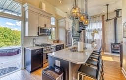 SmartHome, Hot Tub, path to beach & Dunes Nat’l Pk