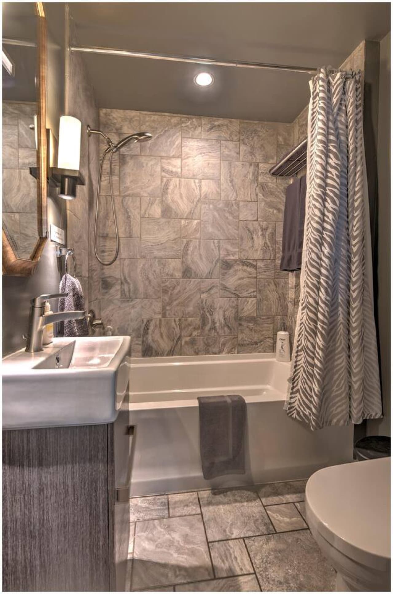 Villa Santorini's luxurious first floor bathroom.