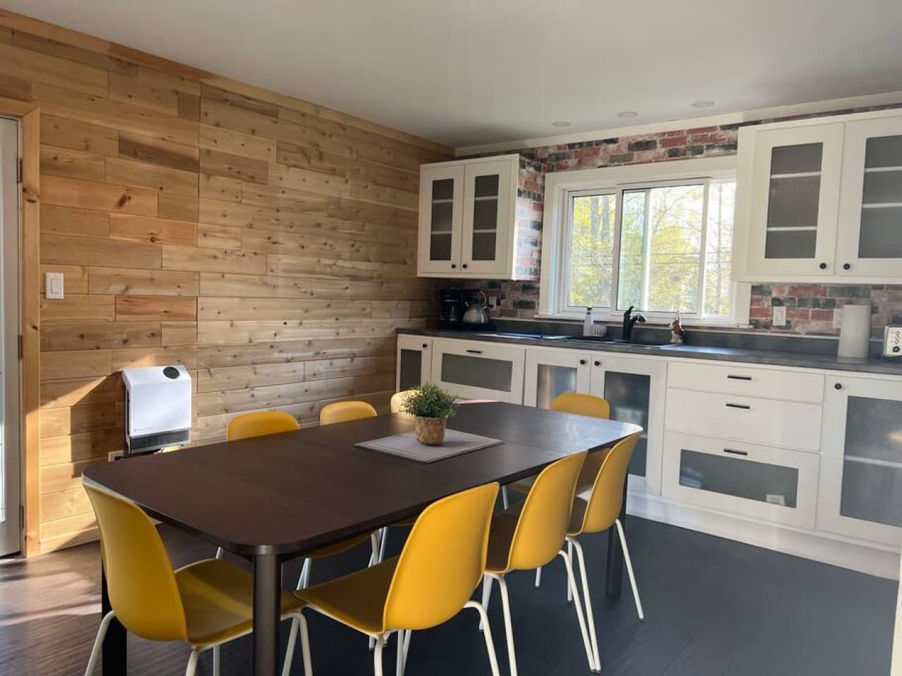 Fully equipped kitchen with dining area.