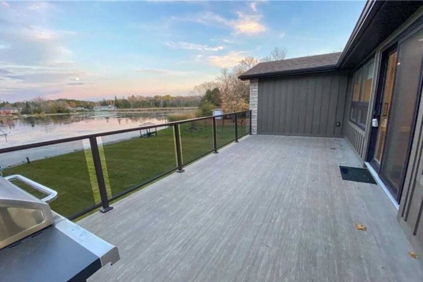 Lake view Patio, new outdoor dining set has been added!