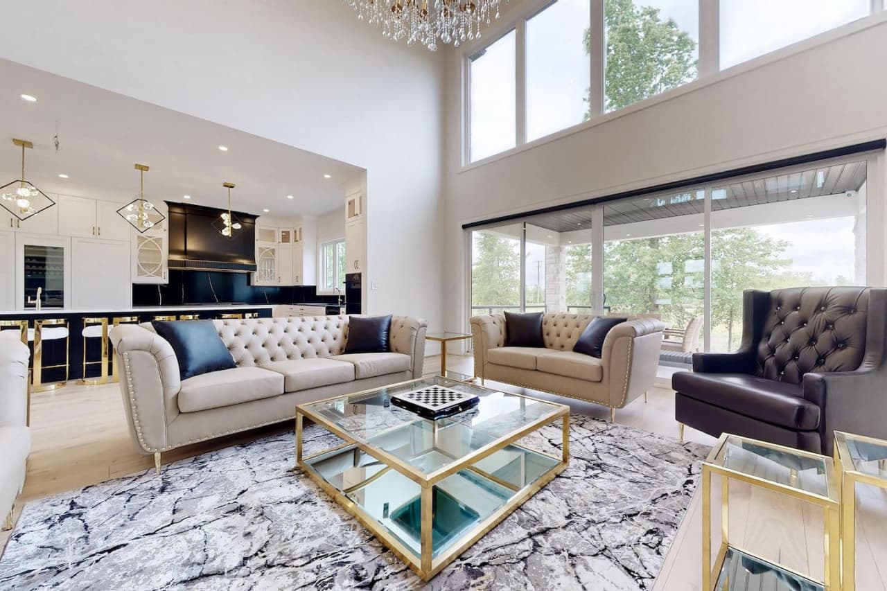 Lucky Mansion - a Luxury Villa in Fort Erie !