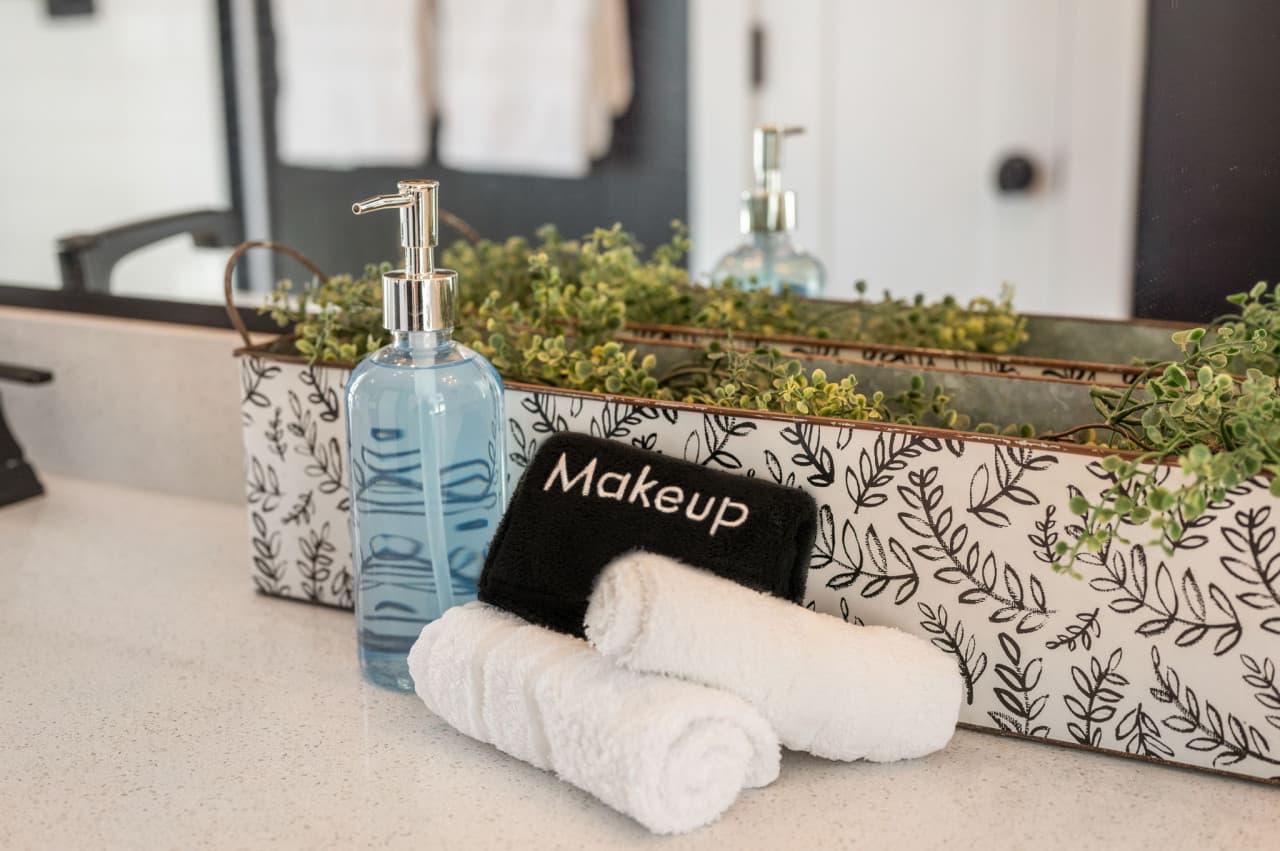 Thoughtful welcome setup w/ fresh towels, greenery & coastal-inspired details.