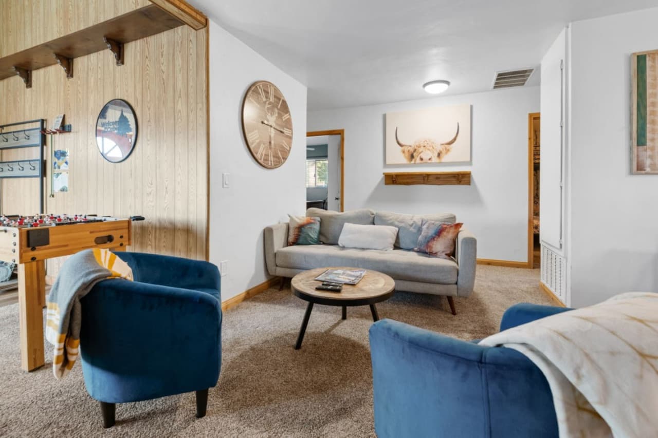 Unwind in our inviting living room: 2 cozy armchairs, a comfy sofa, and lovely decor for a warm welcome