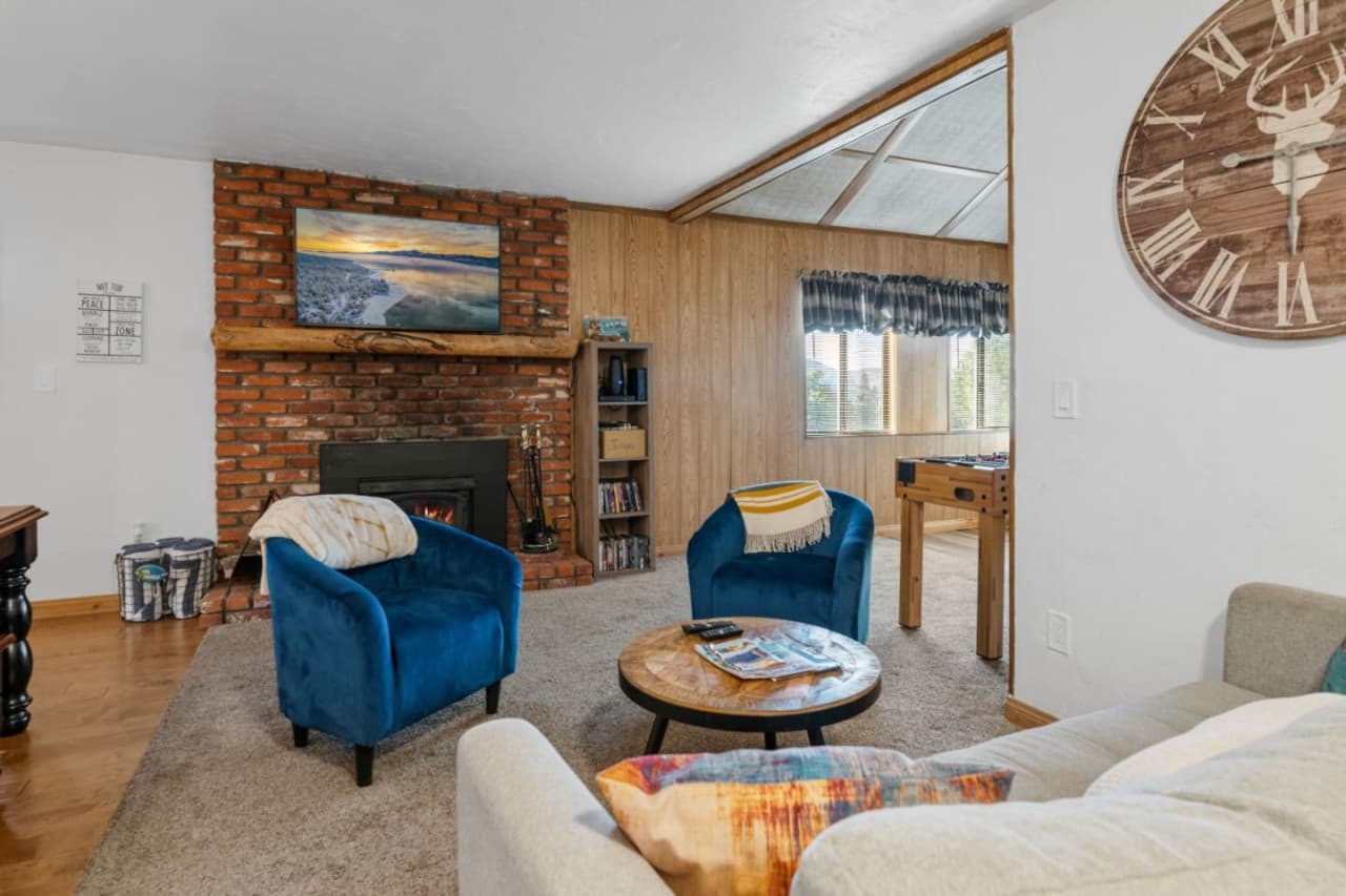 Welcome to relaxation paradise: Discover 2 comfy armchairs, a cozy sofa, and friendly, understated decor in style