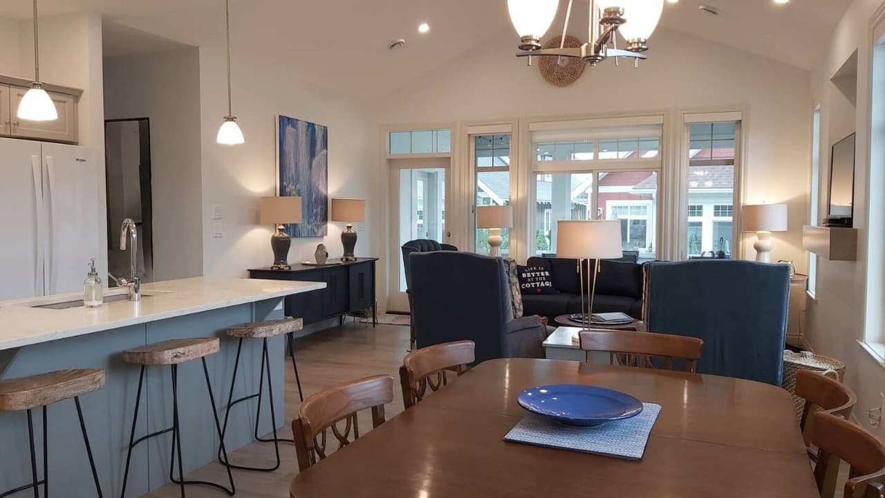 4 bedroom house walking distance to pools - #4