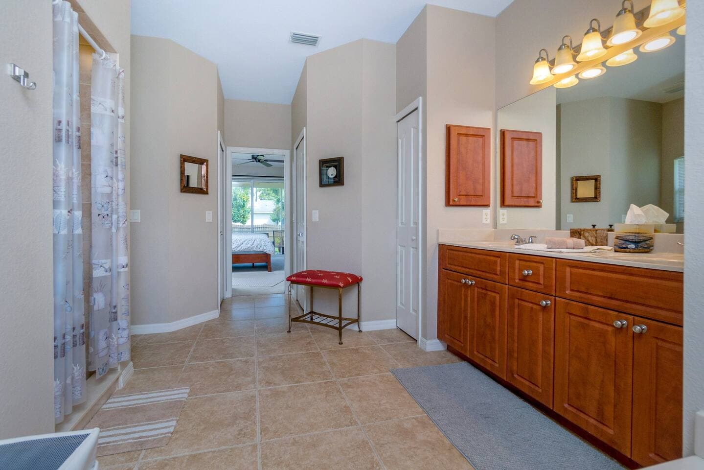 Main Bathroom 