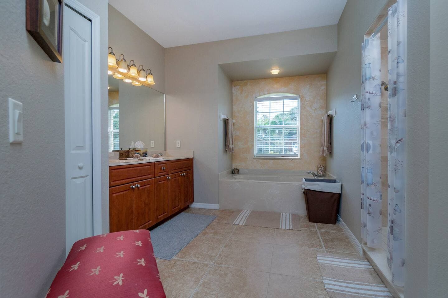 Main Bathroom Shower & Tub 