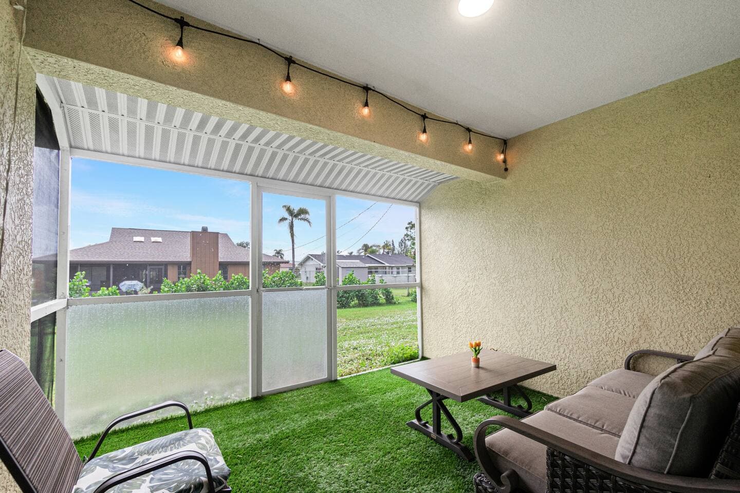 Lanai with outdoor seating 