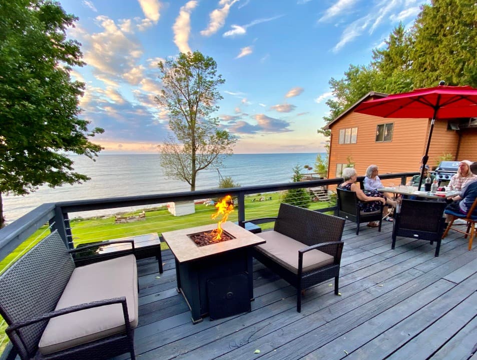 Lakefront Oak Cottage • Hot Tub & Fire Pit