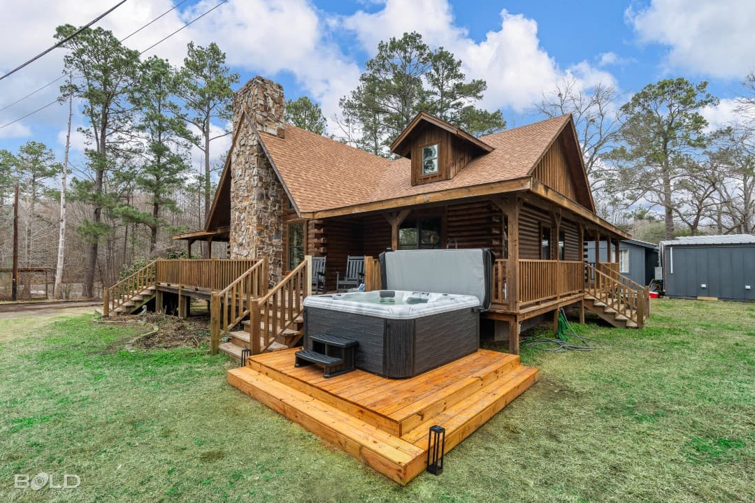 Hot tub, Emerald Isle Log Cabin, Lake Front