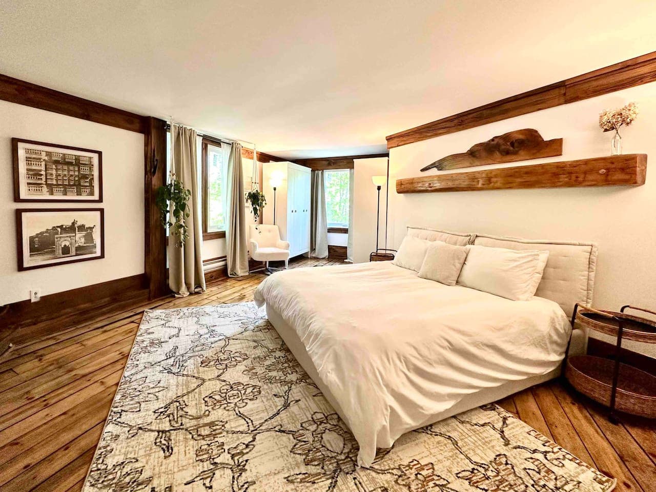 View of the main bedroom, with two spacious wardrobes and a smart TV.