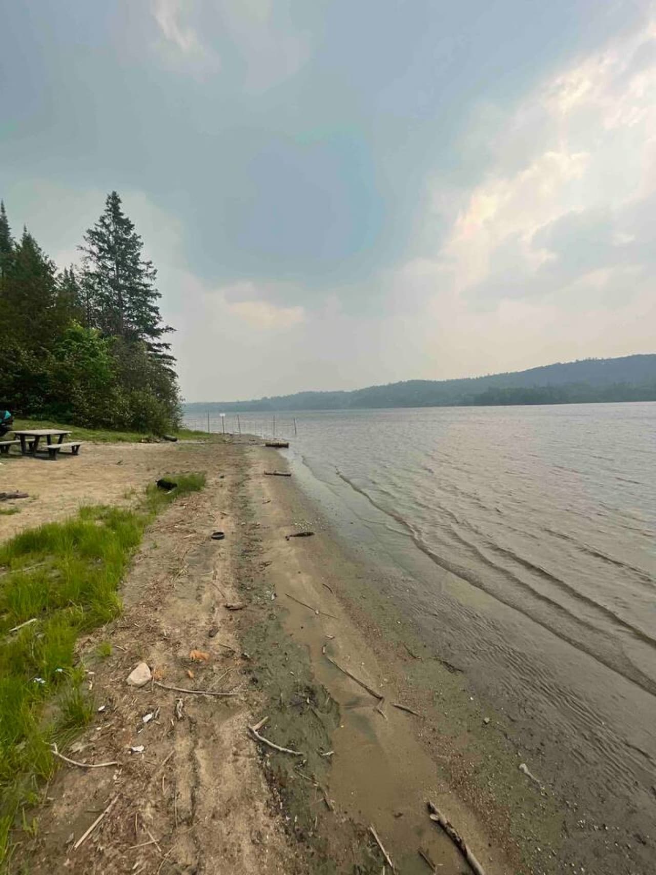 Nearby access to Gatineau River with picnic tables and small sandy beach.  

9-minute drive to Traversier Park.