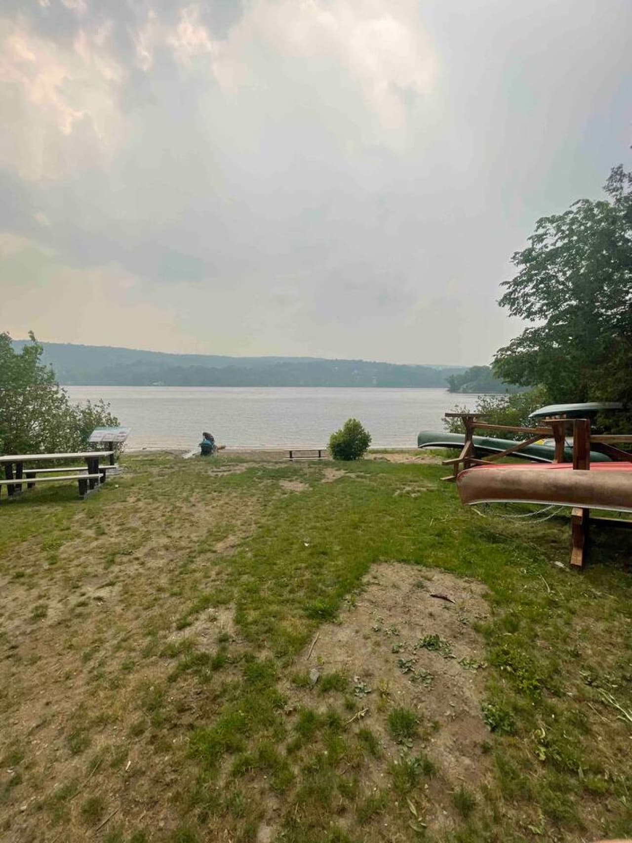 Nearby access to Gatineau River with picnic tables and small sandy beach.  

9-minute drive to Traversier Park.