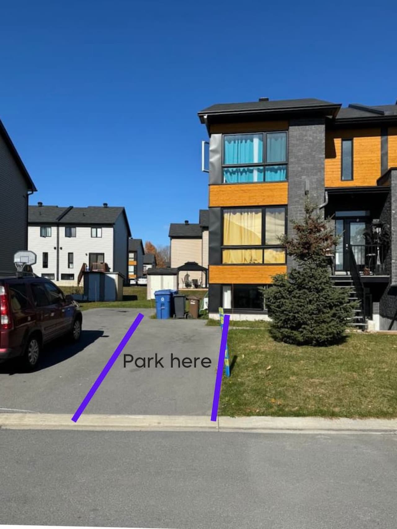 1 stationnement disponible ou stationner dans la rue gratuitement (dans la rue, une vignette est nécessaire pendant la nuit en hiver)

1 parking available or free street parking (on street, a pass is required overnight in winter)