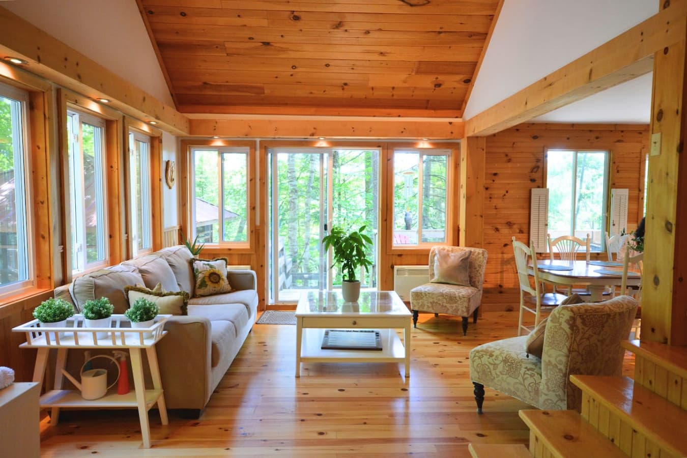 Lakeside Retreat w/ Hot Tub & Bunkie – Sleeps 10