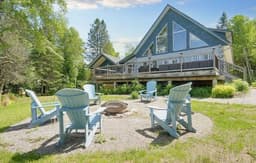 The Lake Escape - Waterfront, Hot Tub Sleeps 14!
