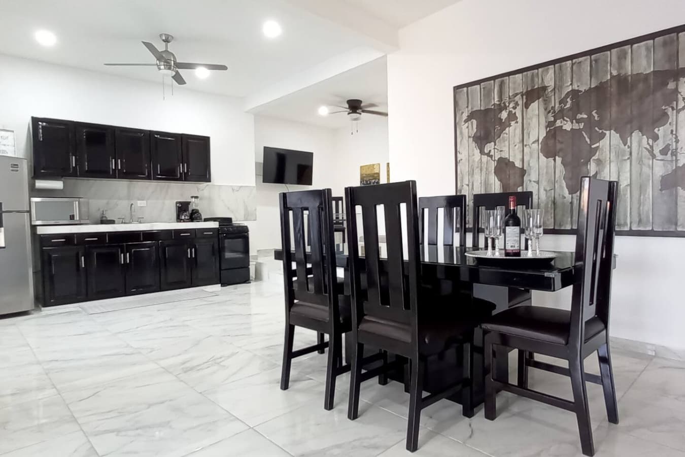 Elegant Lakeview Condo w/ Breakfast & Fastest WIFI