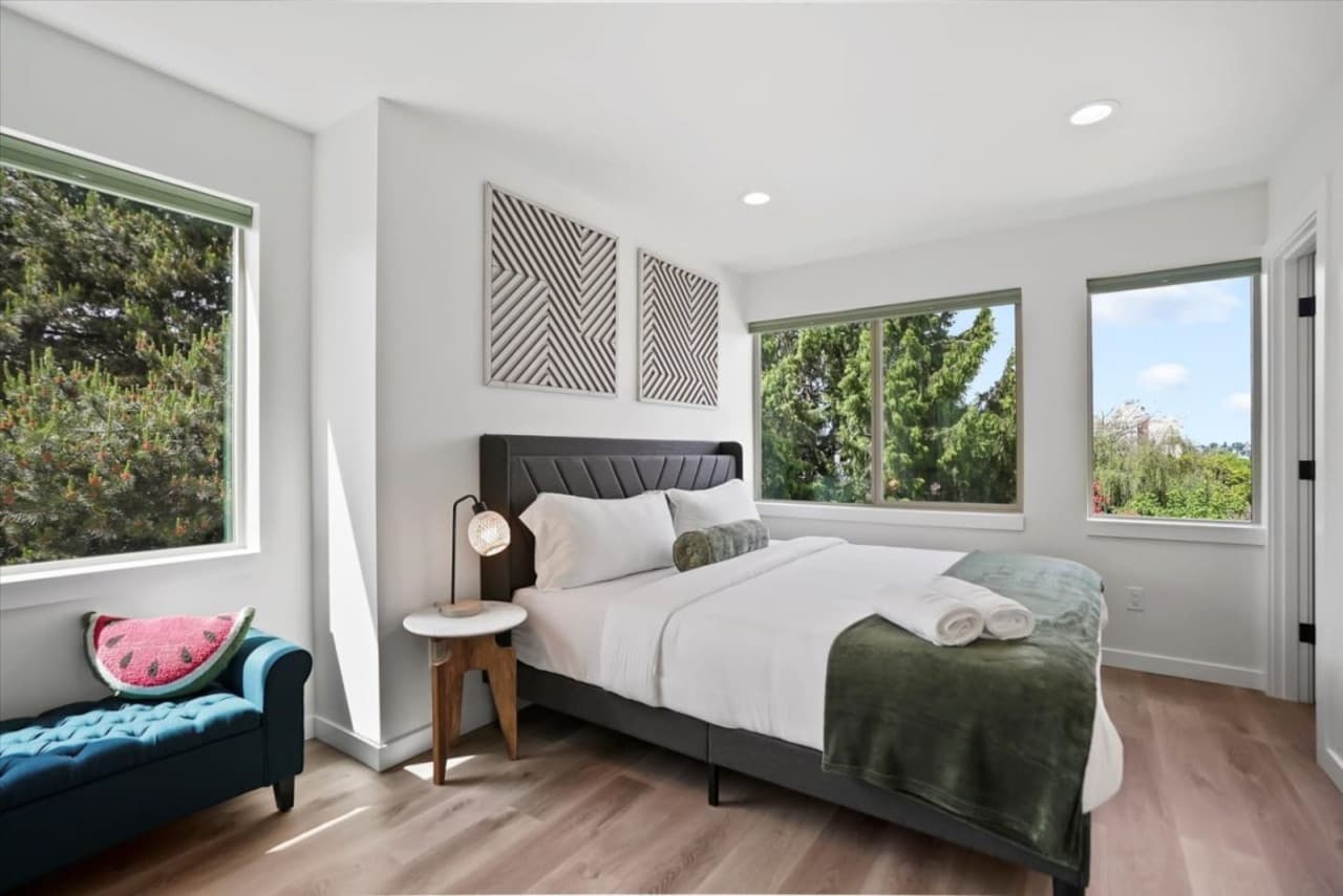 3BR 2.5BA Rooftop View Green Lake Hideaway