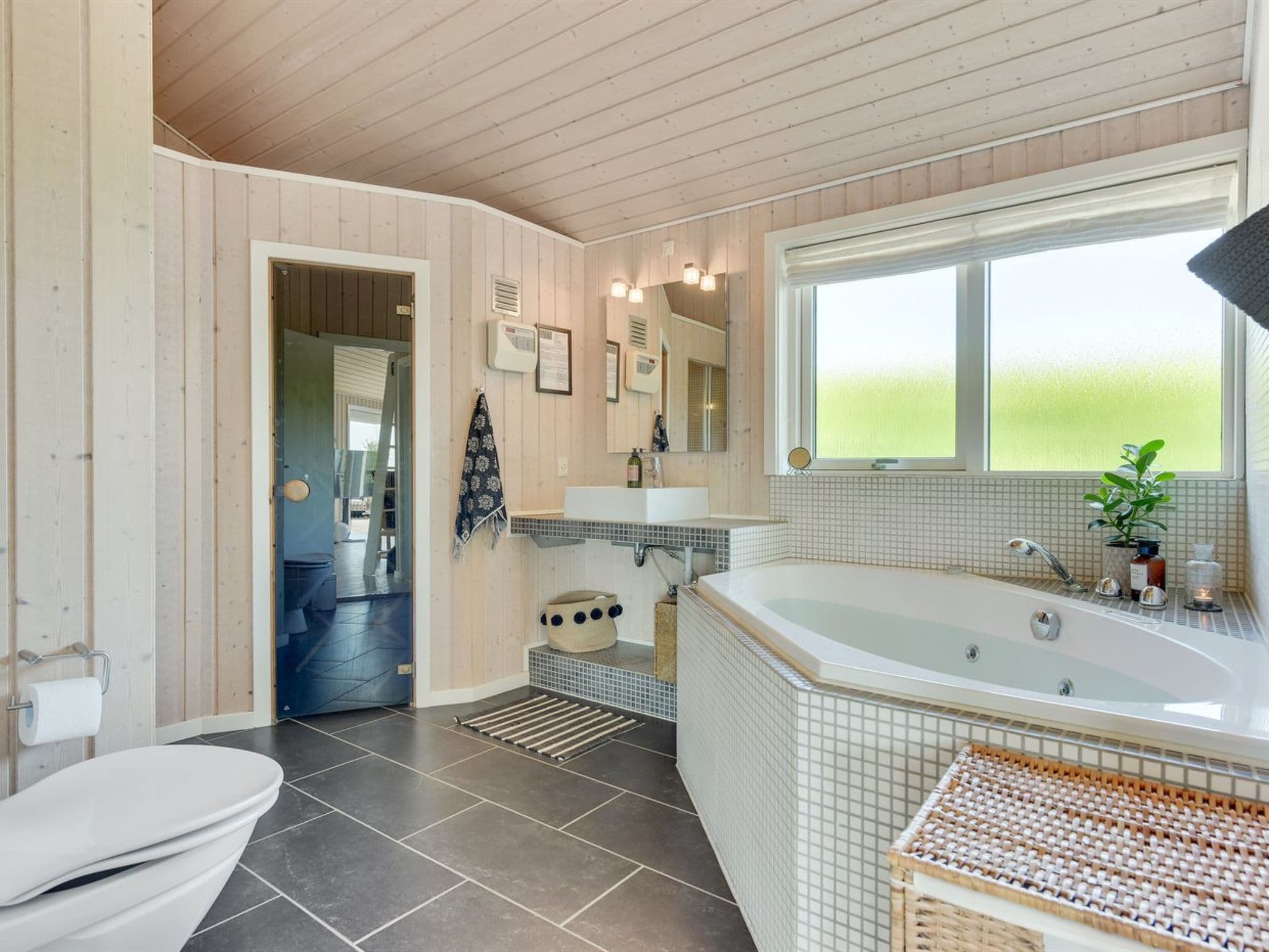 Bathroom / Wellness
