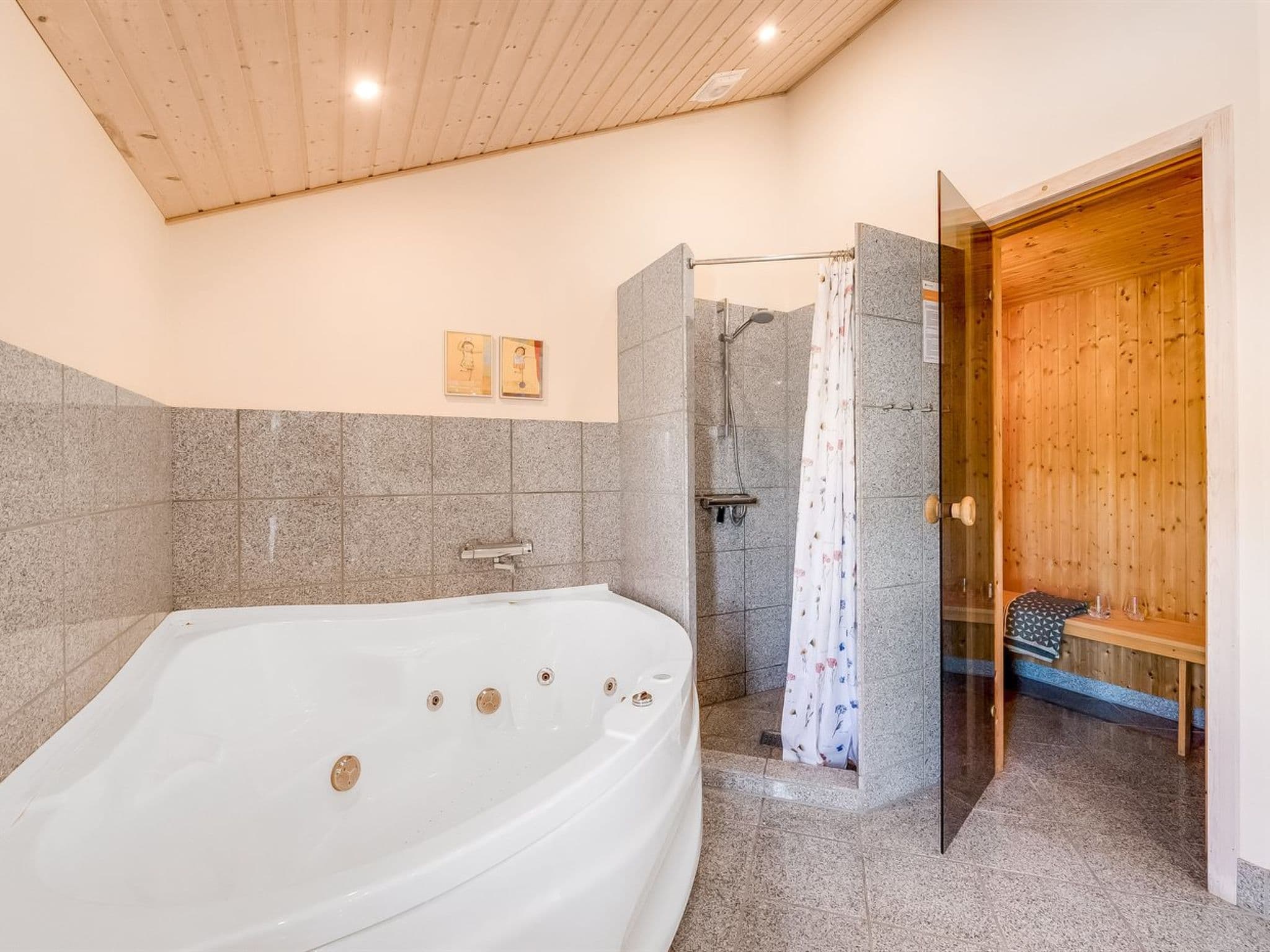Bathroom / Wellness