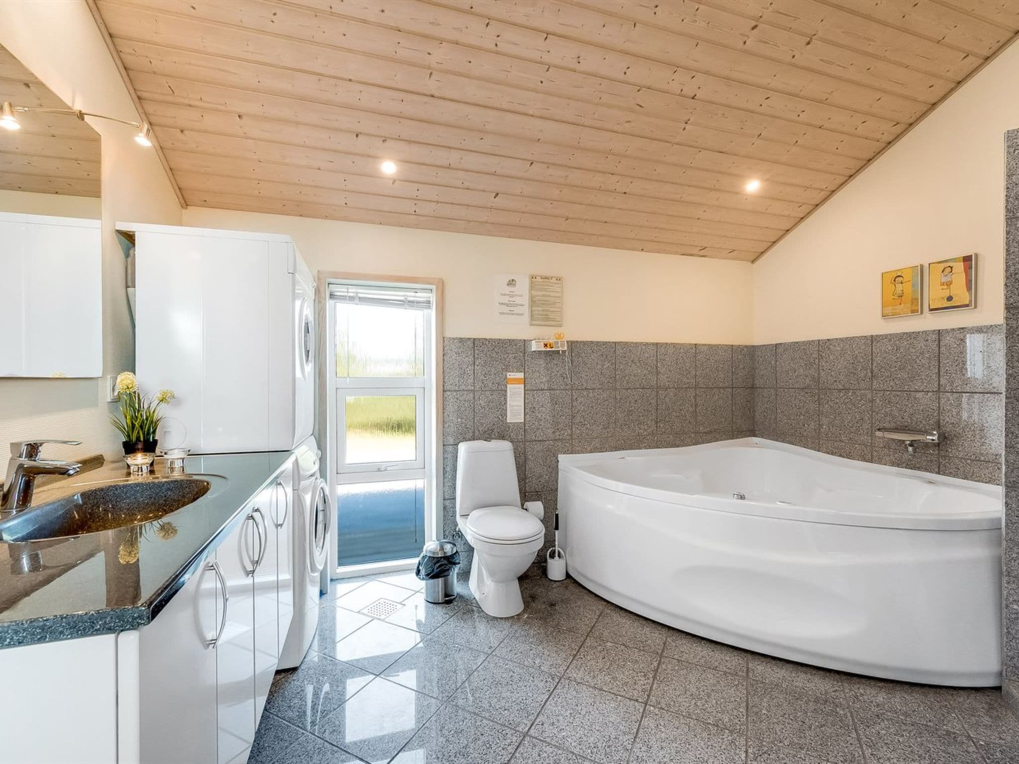 Bathroom / Wellness