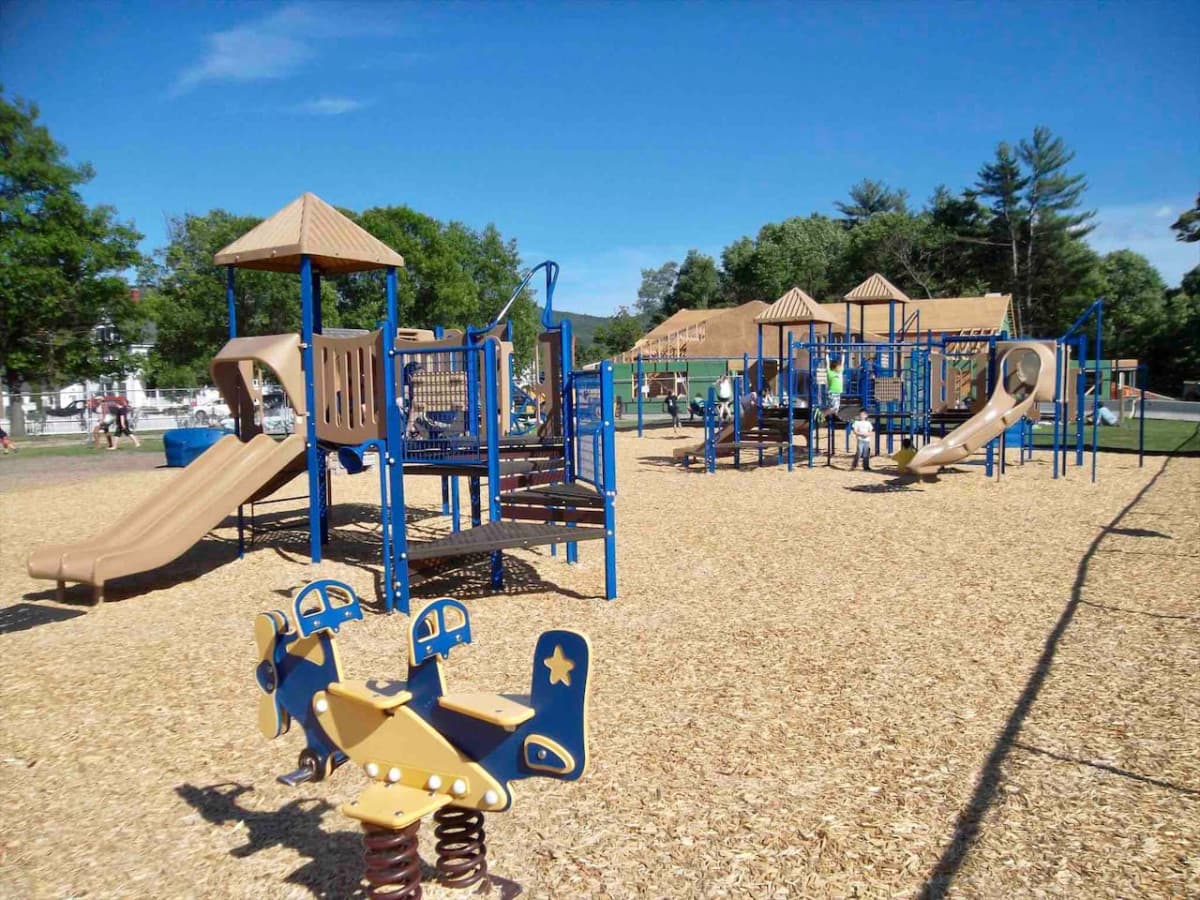 Great playground in the center of North Conway with a splash pad in the summer for the kids. Short walk from the house.