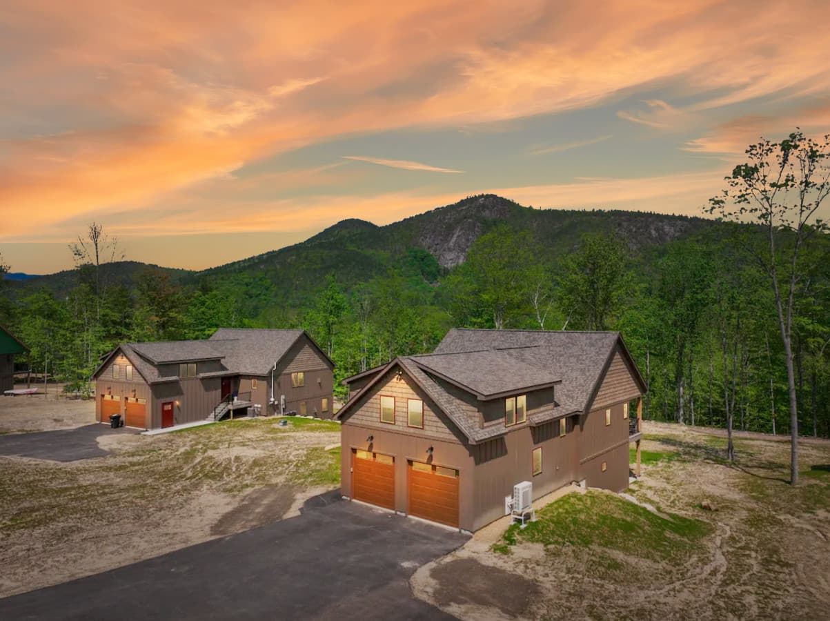 The Ledgeview Lodge | Brand New, Hot tub, Views