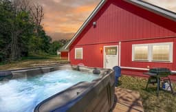 White Mountain Dream Cabin | 4 Acres  + Hot Tub