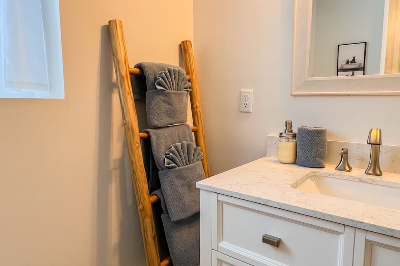 Fully tiled shower, real stone shower floor, brand new sink + toilet and super soft towels