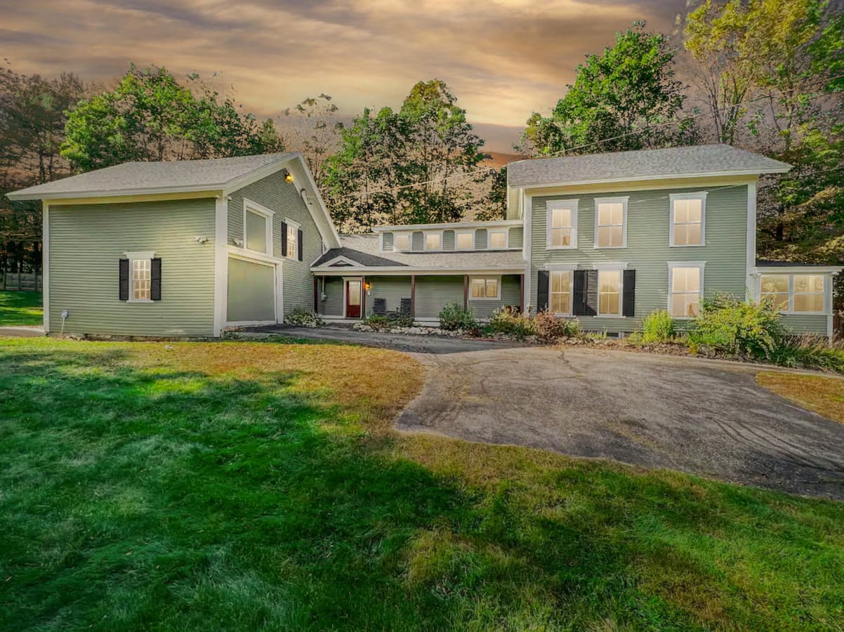 Fowler Farmhouse |Downtown | Beach | Hot tub | Outdoor Oasis!