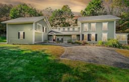 Fowler Farmhouse |Downtown | Beach | Hot tub | Outdoor Oasis!