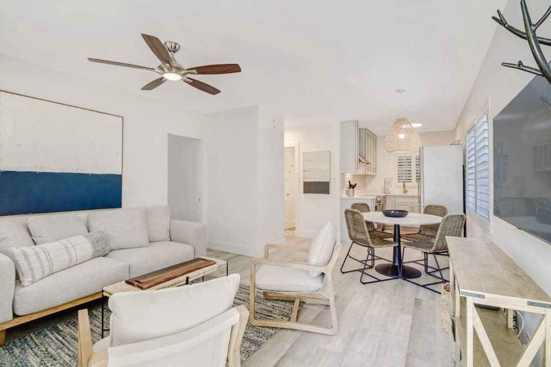 Fresh 2-bedroom Condo in the Heart of Old Naples