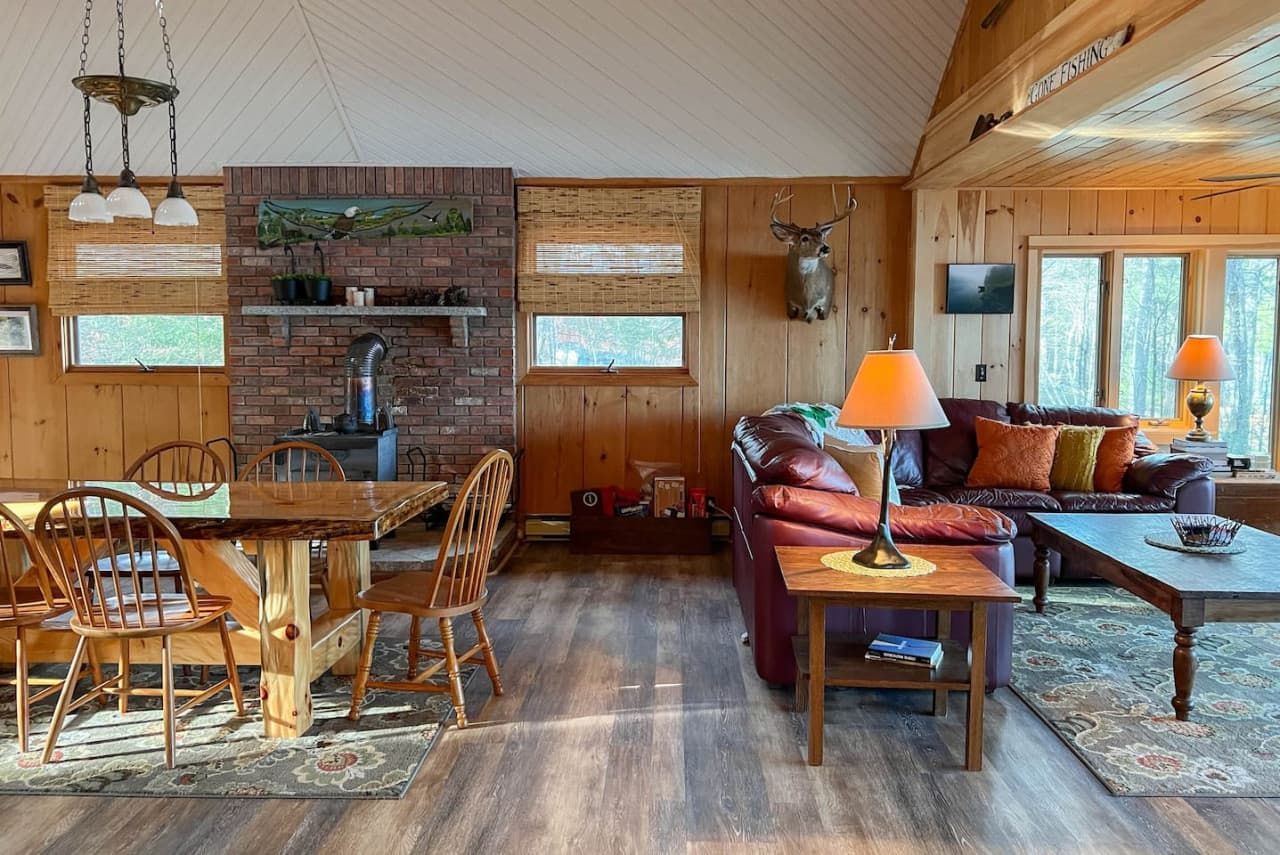 Cabin in the woods on the lake!