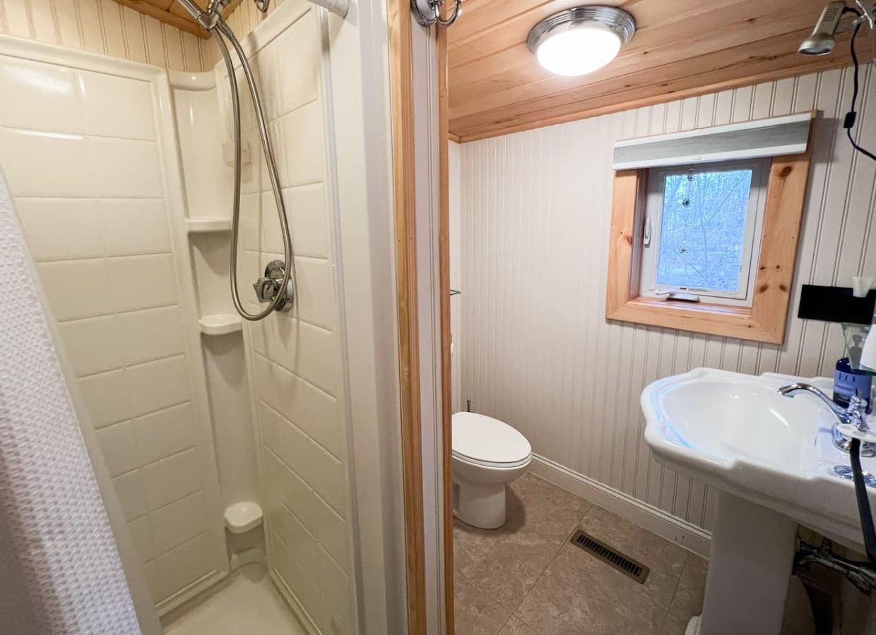 Full bathroom 1
