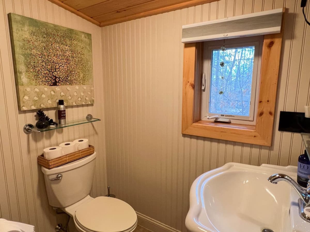 Full bathroom #1