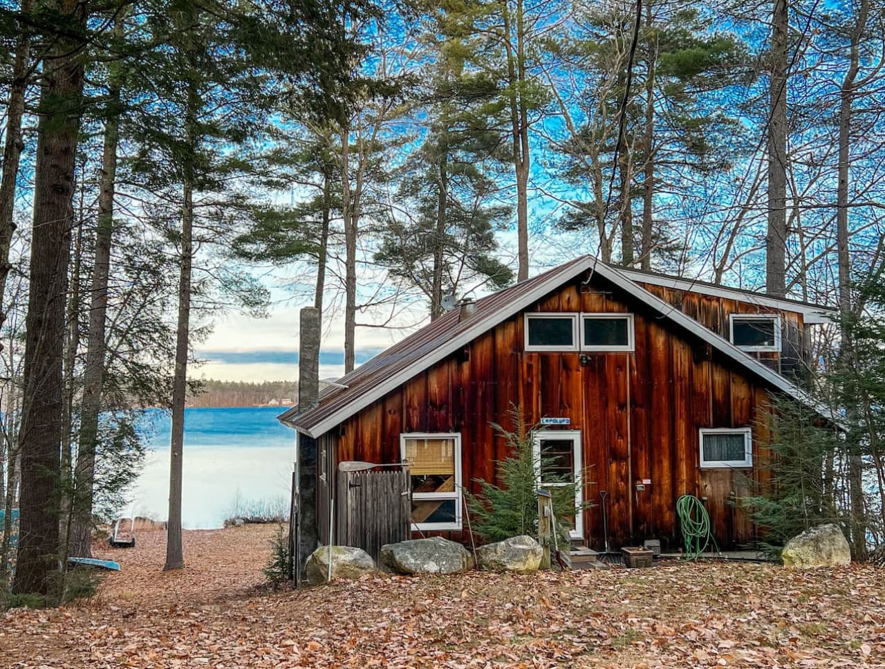 Tucked away private lakehouse with incredible views