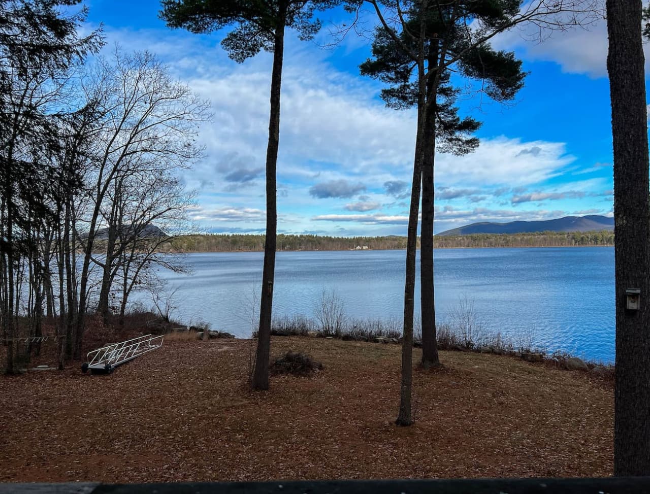 Tucked away private lakehouse with incredible views