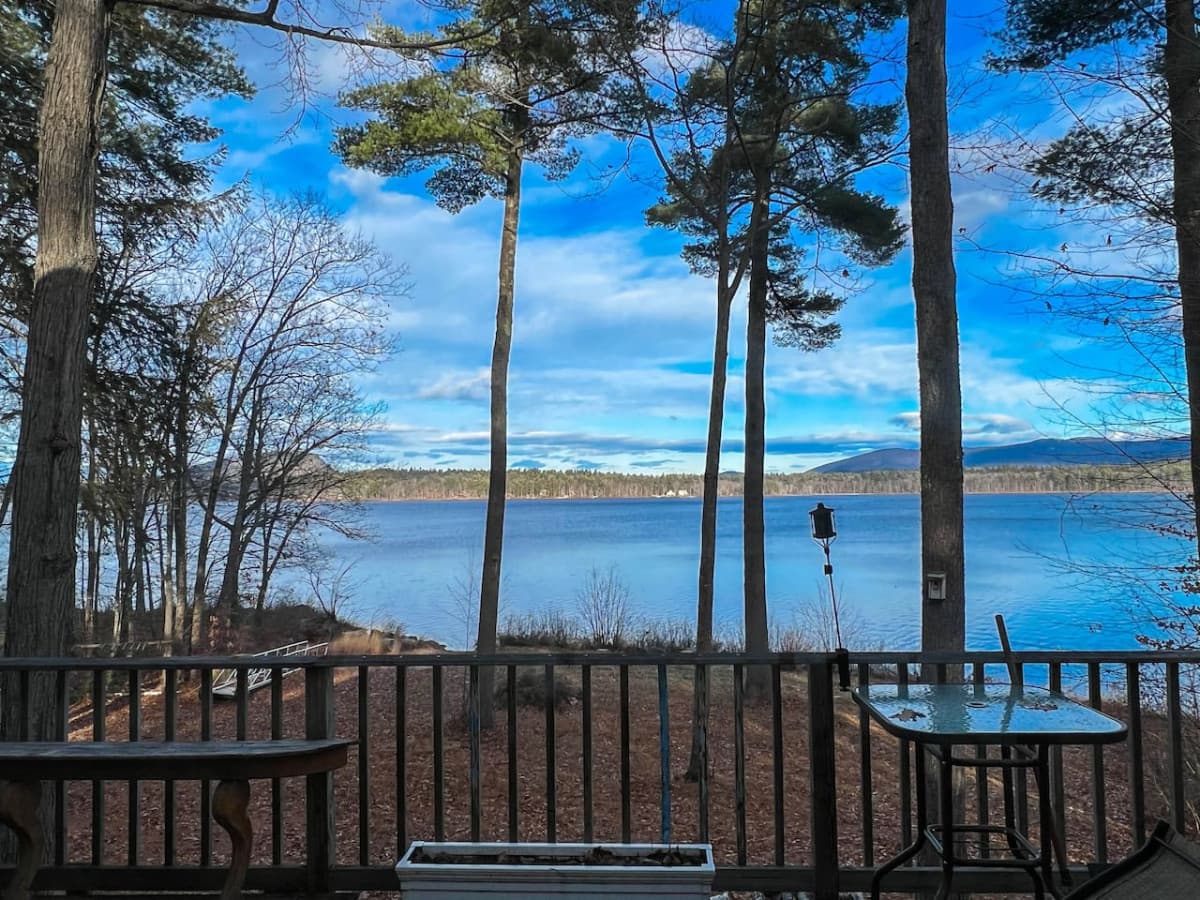 Tucked away private lakehouse with incredible views