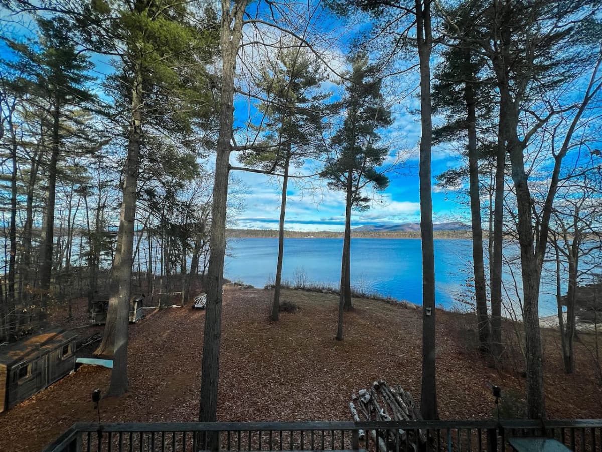 Tucked away private lakehouse with incredible views